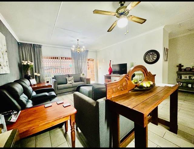 2 BEDROOM TOWNHOUSE FOR SALE IN VANDERBIJLPARK CE 1